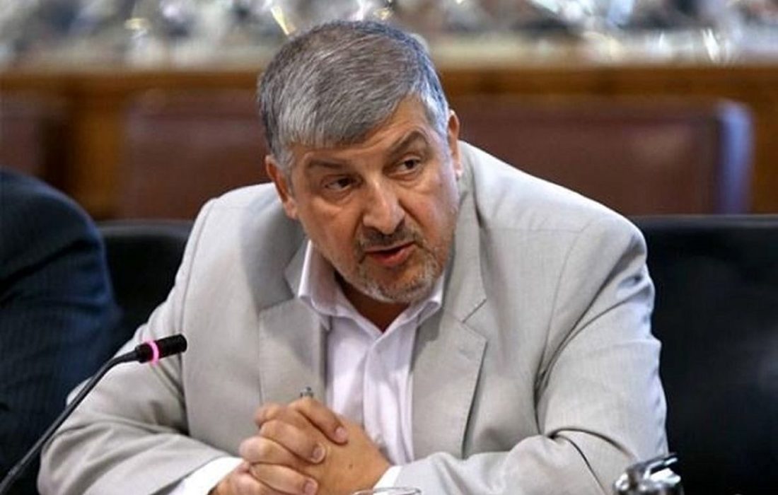 فعال سیاسی اصولگرا گفت: اقتصاد با دستور درست نمیشود. دولت را با دلار ۲۳هزار تومان تحویل گرفتند اما امروز ۳۸ هزار تومان را رد کرده است یعنی نصف ثروت ایرانیان به کاه تبدیل شد. کاش کاه بود که حداقل میارزید.